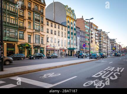Brüsseler Geschäftsviertel, Region Brüssel-Hauptstadt / Belgien - 30.2019: Die Straßen im Zentrum brüssels während der Ferienzeit Stockfoto