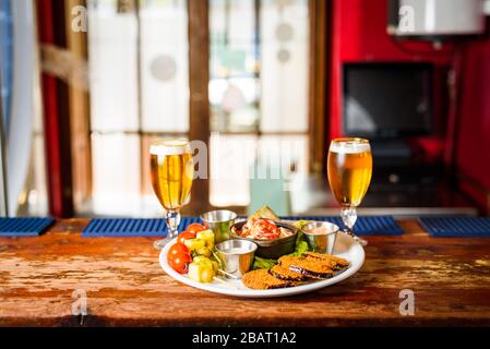 Eine chilenische Fleischplatte mit kaltem Bier Stockfoto