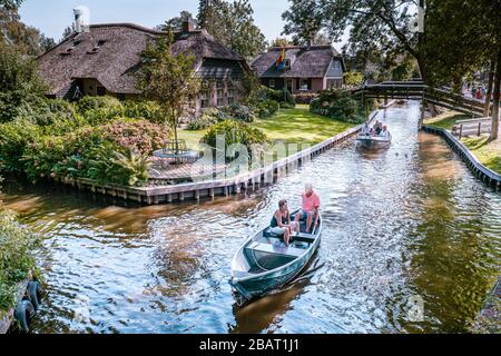 Giethoorn Niederlande Mai 2018, Blick auf das berühmte Dorf mit Kanälen und rustikalen Reetdachhäusern auf dem Bauernhof an einem heißen Frühlingstag Stockfoto