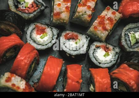 Verschiedene Rollen- und Sushi-Makroaufnahmen und Nahaufnahmen Stockfoto