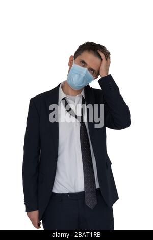 Niedergeschlagene und kranke Unternehmer tragen eine Schutzmaske, um sich vor Krankheiten zu schützen, die auf weißem Hintergrund isoliert sind. Finanzkrisenkonzept durch ep Stockfoto