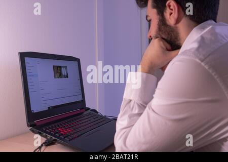 Der Geschäftsmann denkt während des Anrufs vom Schreibtisch seines Hauses Stockfoto