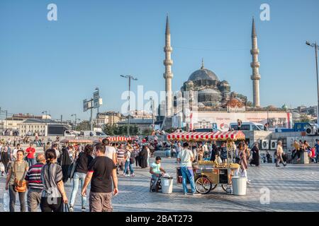 Istanbul, Türkei- 18. September 2017: Straßenhändler für Lebensmittel, im Hintergrund eine Moschee im Bau Stockfoto