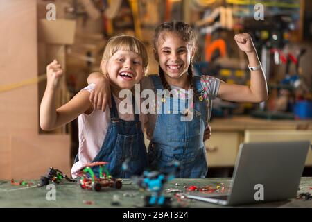 Kleine Mädchen kooperieren bei der Herstellung eines Roboters Stockfoto