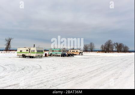 Wintercamping am gefrorenen See Stockfoto