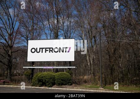 Eine Plakatwand mit dem Outfront Media-Logo in Fairfield, New Jersey, am 23. März 2020. Stockfoto