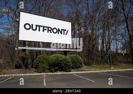 Eine Plakatwand mit dem Outfront Media-Logo in Fairfield, New Jersey, am 23. März 2020. Stockfoto