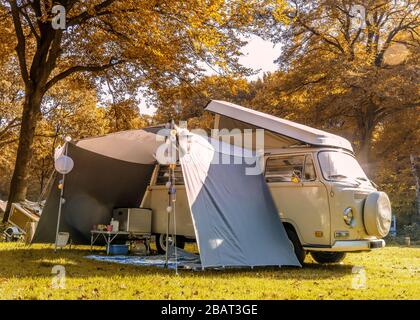 Speulderbos Veluwe Niederlande Oktober 2017,Hipper retro minni van im Herbstwald, , Retro-Campingwagen, Minu Bus während der Herbstsaison im Stockfoto