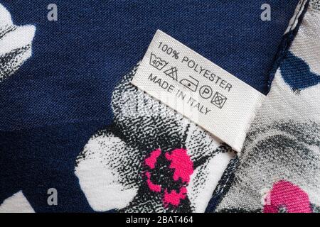 Label in der Frau 100% polyester Schal in Italien mit Sorgfalt waschen Symbole gemacht - in Großbritannien Großbritannien Großbritannien Stockfoto