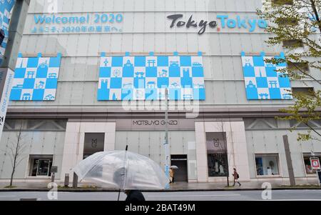 Tokio, Japan. März 2020. Fußgänger, die Gesichtsmasken tragen, gehen am Sonntag, 29. März 2020 im Einkaufsviertel Ginza in Tokio, Japan. Straßen in normalerweise belebten Tokioter Gegenden wie dem Shibuya-, Shinjuku- und dem Ginza-Einkaufsviertel sind unfrequent bevölkert. Foto von Keizo Mori/UPI Credit: UPI/Alamy Live News Stockfoto