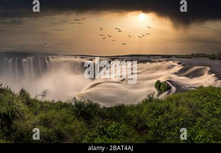 Traumhafte Aussicht auf die Iguazu-Wasserfälle bei Sonnenuntergang Stockfoto