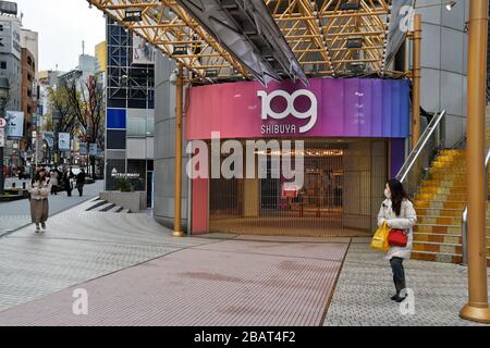 Tokio, Japan. März 2020. Das "SCHIBUYA 109"-Gebäude mit der neuesten Mode, die bei jungen Frauen beliebt ist, ist am Sonntag, 29. März 2020, in Tokio, Japan vorübergehend geschlossen. Straßen in normalerweise belebten Tokioter Gegenden wie dem Shibuya-, Shinjuku- und dem Ginza-Einkaufsviertel sind unfrequent bevölkert. Foto von Keizo Mori/UPI Credit: UPI/Alamy Live News Stockfoto