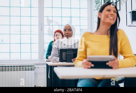 Kreative multiethnische Gruppe von Geschäftsleuten, die neue Strategien studieren Stockfoto