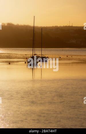 Zwei Yachten bei Sonnenaufgang im Hafen von Kinsale. Cork. Munster. Irische Landschaft. Irland. Stockfoto