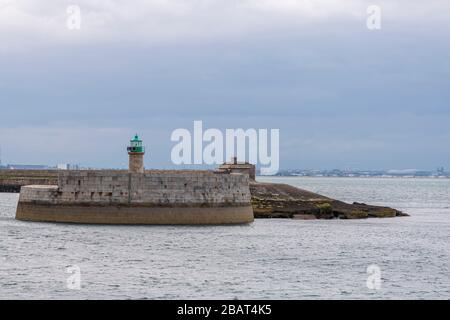 Luftansicht von Segelbooten, Schiffen und Yachten im Hafen von Dun Laoghaire, Irland Stockfoto