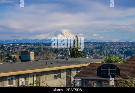 Blick auf den Mount Rainier von des Moines, Washington. Stockfoto