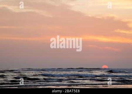 Schöner Sonnenuntergang an der Pazifikküste in Playa Grande, Costa Rica. Stockfoto