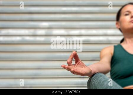 Nahaufnahme einer Frau, die meditiert und entspannend ist und Yoga praktiziert. Stockfoto