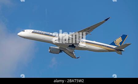 Singapore Airlines, Airbus A350, 9V-SMO, Abfahrt Manchester Airport Stockfoto