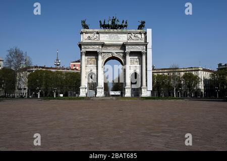 Mailand, Italien. März 2020. MAILAND, ITALIEN - 28. März 2020: Die allgemeine Ansicht zeigt fast den verlassenen Arco della Pace ("Friedensbogen"). Die italienische Regierung hat beispiellose Einschränkungen auferlegt, um die Ausbreitung des COVID-19-Coronavirus-Ausbruchs zu stoppen, und andere Maßnahmen, die die Bewegungen der Menschen nur für die Arbeit, für den Kauf wesentlicher Waren und aus gesundheitlichen Gründen erlaubt sind. (Foto von Nicolò Campo/Sipa USA) Credit: SIPA USA/Alamy Live News Stockfoto