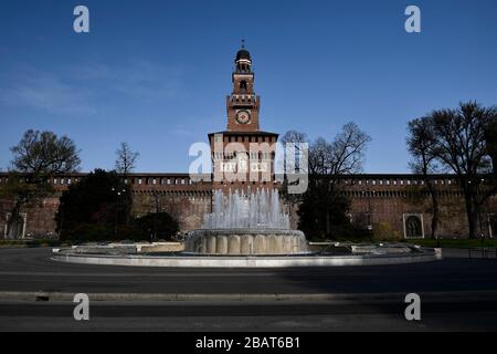 Mailand, Italien. März 2020. MAILAND, ITALIEN - 28. März 2020: Die allgemeine Ansicht zeigt das fast menschenleere Castello Sforzesco (Schloss 'Sforza'). Die italienische Regierung hat beispiellose Einschränkungen auferlegt, um die Ausbreitung des COVID-19-Coronavirus-Ausbruchs zu stoppen, und andere Maßnahmen, die die Bewegungen der Menschen nur für die Arbeit, für den Kauf wesentlicher Waren und aus gesundheitlichen Gründen erlaubt sind. (Foto von Nicolò Campo/Sipa USA) Credit: SIPA USA/Alamy Live News Stockfoto