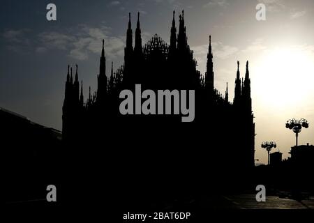 Mailand, Italien. März 2020. MAILAND, ITALIEN - 28. März 2020: Die allgemeine Ansicht zeigt eine Silhouette des Mailänder Duomo di Milano ('Milan Cathedral'). Die italienische Regierung hat beispiellose Einschränkungen auferlegt, um die Ausbreitung des COVID-19-Coronavirus-Ausbruchs zu stoppen, und andere Maßnahmen, die die Bewegungen der Menschen nur für die Arbeit, für den Kauf wesentlicher Waren und aus gesundheitlichen Gründen erlaubt sind. (Foto von Nicolò Campo/Sipa USA) Credit: SIPA USA/Alamy Live News Stockfoto