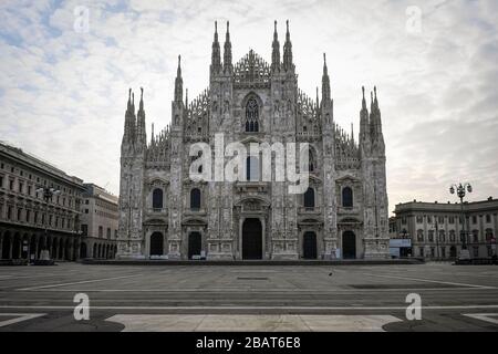 Mailand, Italien. März 2020. MAILAND, ITALIEN - 28. März 2020: Die allgemeine Ansicht zeigt den fast menschenleeren Duomo di Milano ('Milan Cathedral'). Die italienische Regierung hat beispiellose Einschränkungen auferlegt, um die Ausbreitung des COVID-19-Coronavirus-Ausbruchs zu stoppen, und andere Maßnahmen, die die Bewegungen der Menschen nur für die Arbeit, für den Kauf wesentlicher Waren und aus gesundheitlichen Gründen erlaubt sind. (Foto von Nicolò Campo/Sipa USA) Credit: SIPA USA/Alamy Live News Stockfoto