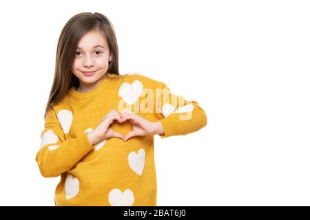 Studio-Porträt eines kleinen Mädchens auf weißem Hintergrund, das mit ihren Händen eine Herzgeste macht. Förderung eines Kindes, humanitäre Hilfe, Zusammenarbeit und Spenden Stockfoto