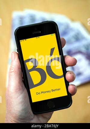 Eine Frau, die die Bo Banking-App auf einem Mobiltelefon verwendet. (Nur Redaktionelle Verwendung) Stockfoto