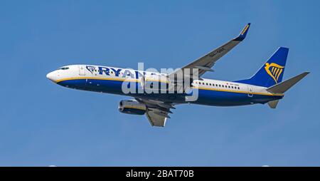 Ryanair 737-8AS, 9H-QBE, Abfahrt vom Flughafen Manchester Stockfoto