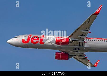 Jet2 Boeing 737, G-JZHG, Abfahrt vom Flughafen Manchester Stockfoto