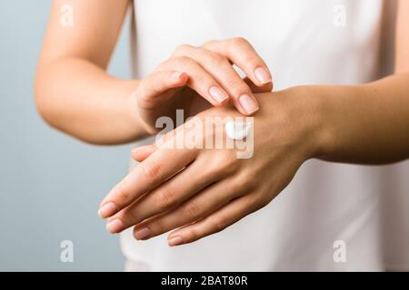 Handhautschutz. Nahansicht der Frau Hand mit Feuchtigkeitscreme Stockfoto