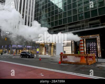 New York, USA. März 2020. Apple Store und Trump Tower schlossen und mit leeren Straßen in New York wegen der Coronavirus-Pandemie. Kredit: ZUMA Press, Inc./Alamy Live News Stockfoto