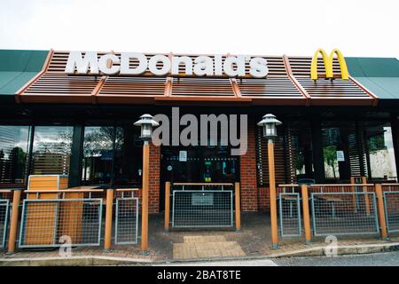 Leeres abgeschlossenes McDonalds Restaurant. Coronavirus Covid19 lockdown UK 2020 Stockfoto