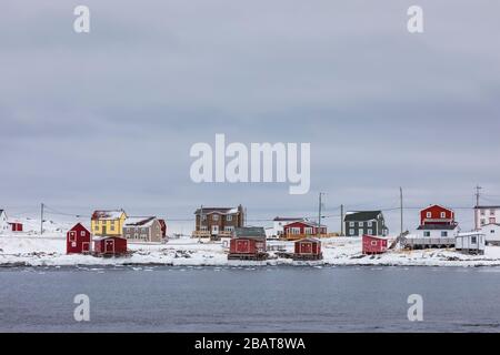 Häuser und Stufen über den neigbaren Hafen im historischen Fischerdorf Tilting, auf Fogo Island in Neufundland, Kanada Stockfoto