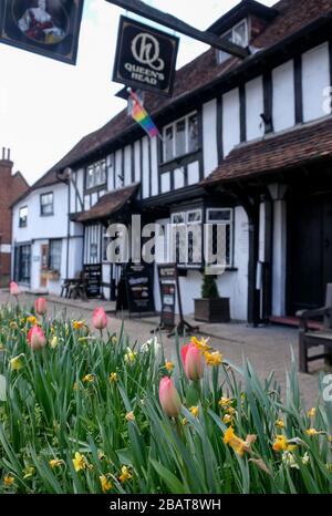 Historisches Pub aus Fachwerk, Tudor genannt The Queen's Head, in Pinner High Street, Pinner Village, Middlesex, im Nordwesten Londons, Großbritannien. Stockfoto