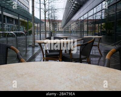 Leere Rühle und Tische Dresden Corona Virus Gastronomie Stockfoto