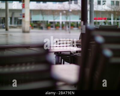 Leere Rühle und Tische Dresden Corona Virus Gastronomie Stockfoto