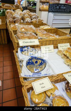 Ein Päckchen North Staffordshire Haferkuchen, eine regionale Delikatesse, in einem Bauernladen, Stoke-on-Trent, Staffordshire, England, Großbritannien Stockfoto