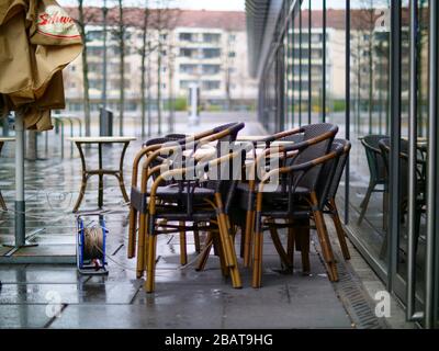 Leere Rühle und Tische Dresden Corona Virus Gastronomie Stockfoto