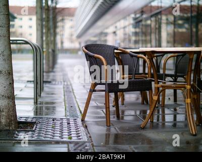 Leere Rühle und Tische Dresden Corona Virus Gastronomie Stockfoto