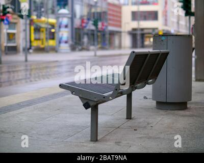 Leere Rühle und Tische Dresden Corona Virus Gastronomie Stockfoto