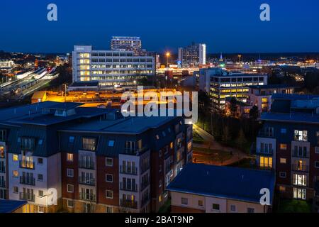 Nächtlicher Blick über das Stadtzentrum von Basingstoke: Bahnhof, Winterthur House, Festival Place, Midpoint Building, Churchill Place Stockfoto