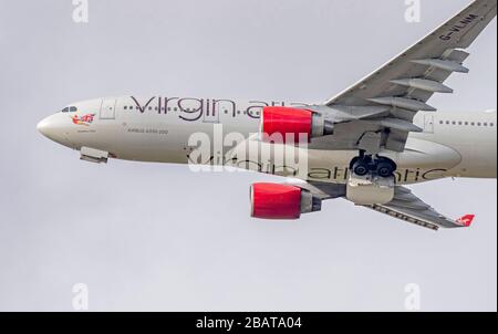 Virgin Atlanic A330 'Strawberry Fields' G-VLNM verlässt den Flughafen Manchester Stockfoto