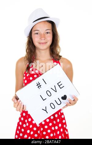 Sommerlich fröhliches Teenager-Mädchen, das Botschaft hält, ich liebe dich Stockfoto