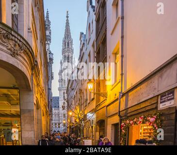 Brüsseler Geschäftsviertel, Region Brüssel-Hauptstadt / Belgien - 30.2019: Die Straßen im Zentrum brüssels während der Ferienzeit Stockfoto