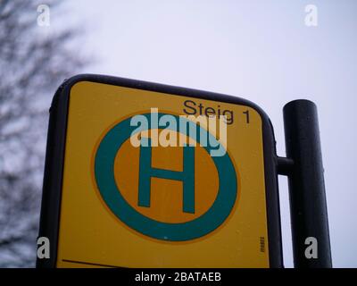 Schild an einer Bushaltestelle, Haltestellenschild Stockfoto