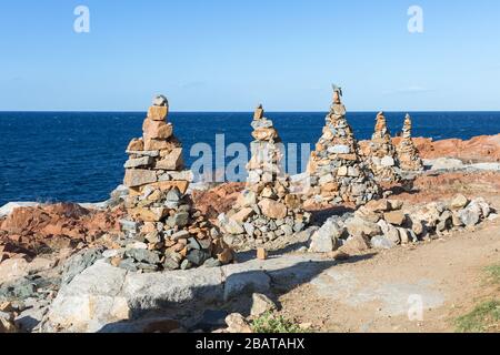 Steine stapelten sich in der Nähe der Küste: Felsen und Klippen in der Nähe von Sea. Stockfoto