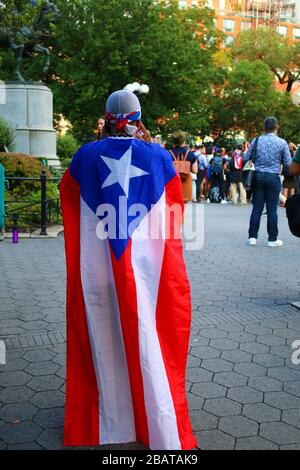 Dutzende von Demonstranten sammelten sich nach dem Rücktritt von Gouverneur Ricardo A. Rosselló von Puerto Rico am 24. JULI 2019 auf dem Union Square in Manhattan in New Stockfoto