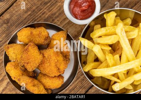 Hausgemachte Huhn Nuggets auf Vintage-Hintergrund (selektiver Fokus; Nahaufnahme) Stockfoto